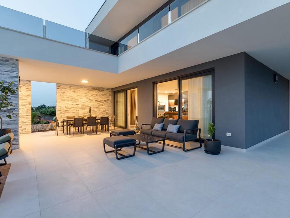 Property building, Garden, Balcony/Terrace