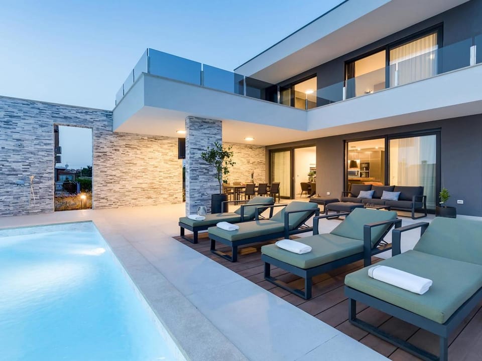 Property building, Garden, Swimming pool