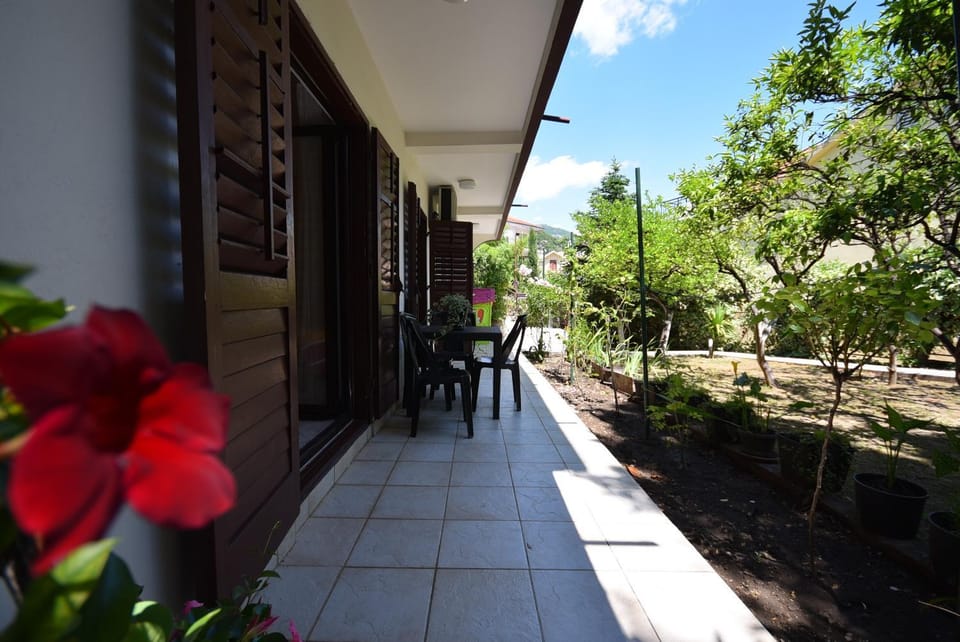 Facade/entrance, Balcony/Terrace