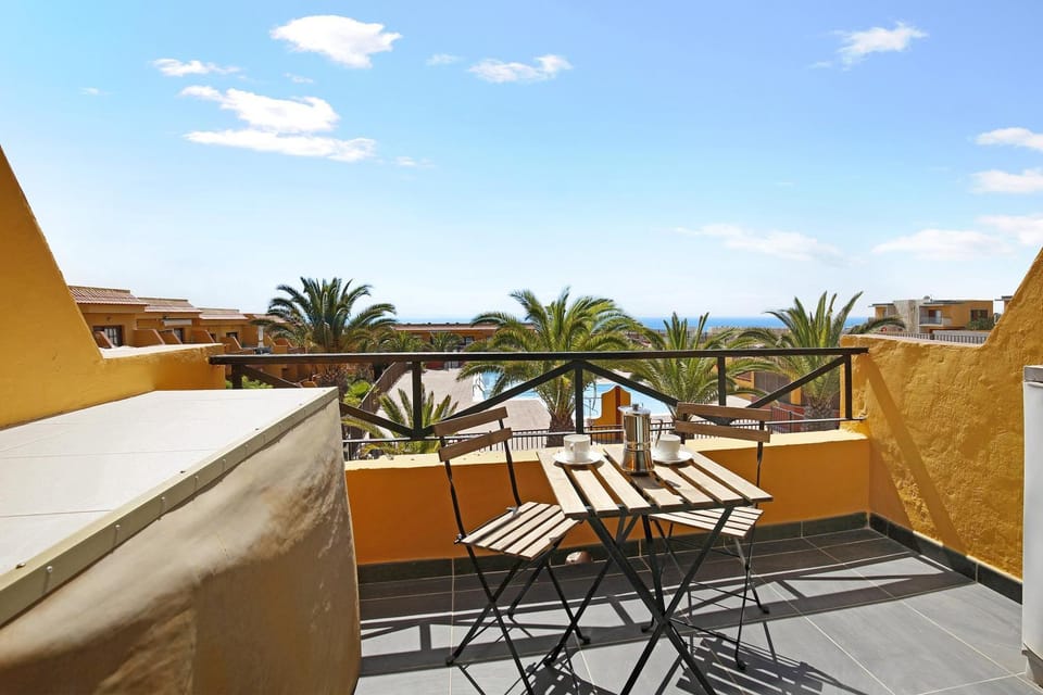Property building, Balcony/Terrace, Living room