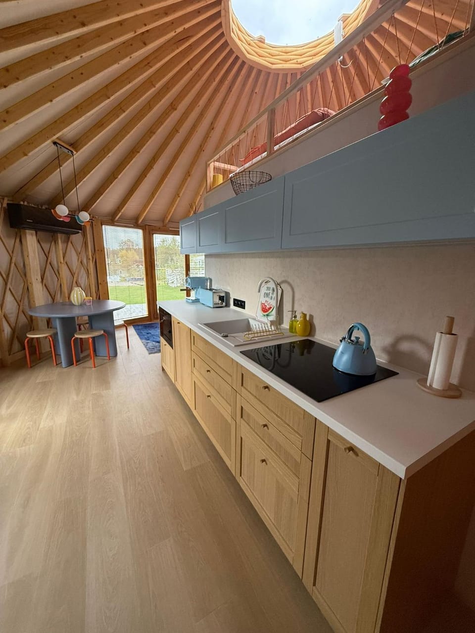 Coffee/tea facilities, Kitchen or kitchenette, Dining area, stove