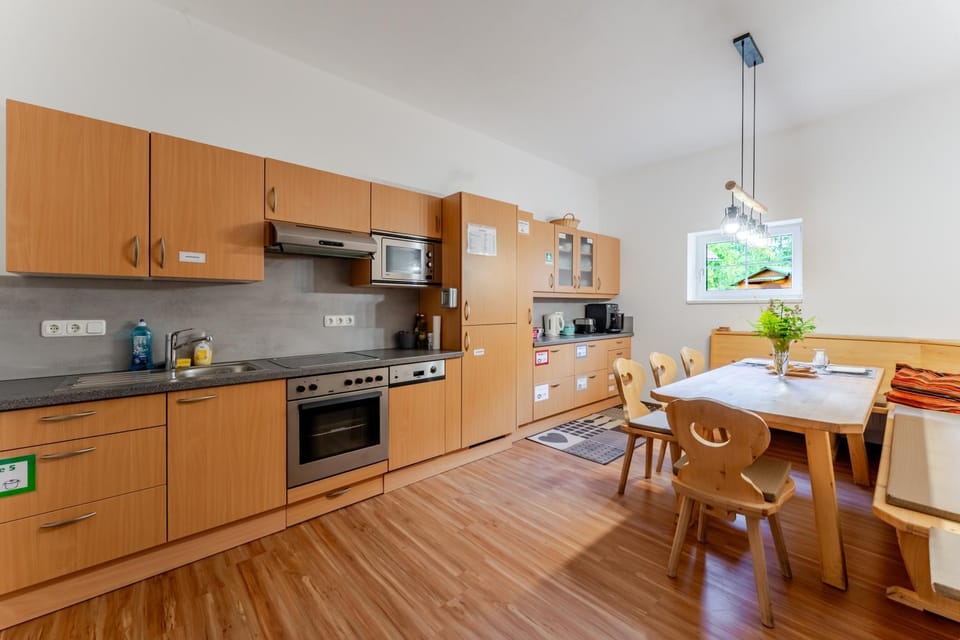 Coffee/tea facilities, Kitchen or kitchenette, Kitchen or kitchenette, Communal kitchen, microwave, stove, toaster, kitchen