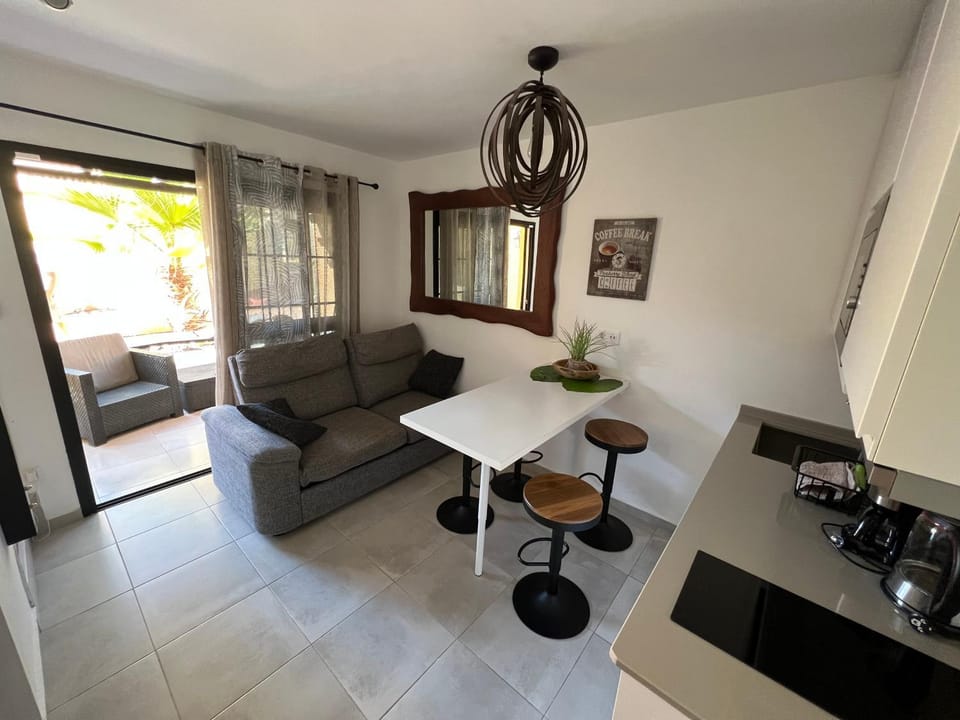 Kitchen or kitchenette, Seating area, Dining area