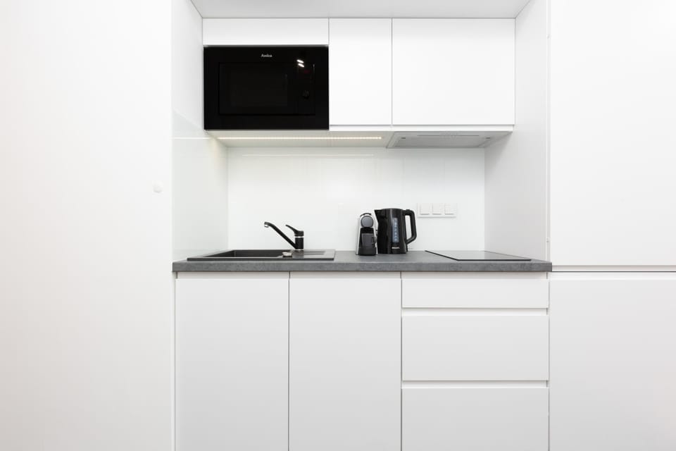 Kitchen or kitchenette, minibar