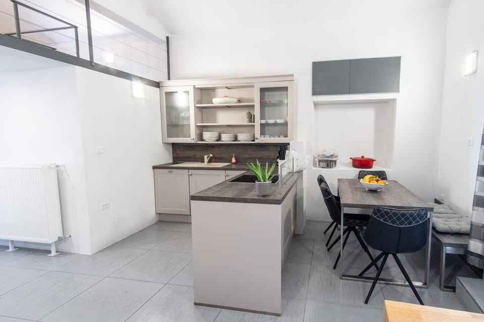 Kitchen or kitchenette, Dining area