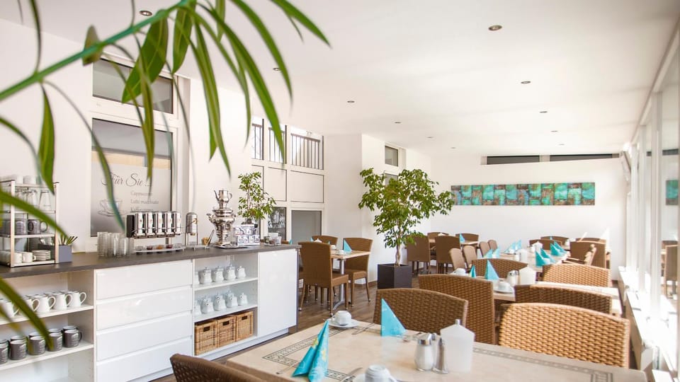 Restaurant/places to eat, Food and drinks