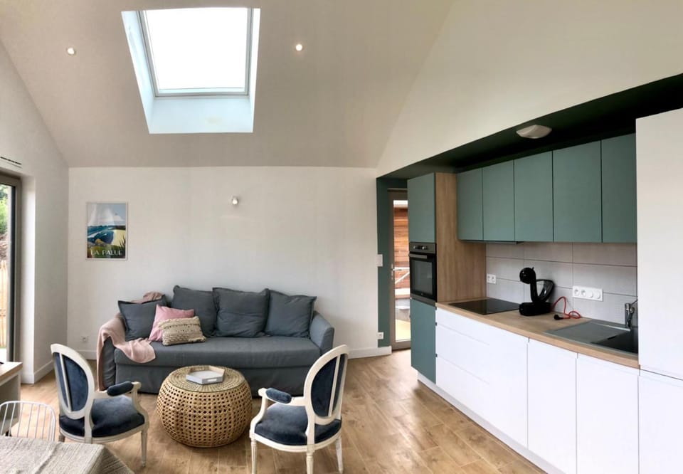 Kitchen or kitchenette, Living room, Seating area, Dining area