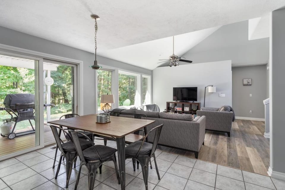 Bissell Creek Woodside Cottage House in Michigan