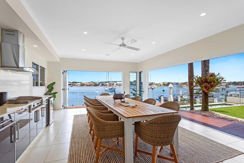 Amazing Canal House with Private Jetty, Gym & Pool House in Sunshine Coast