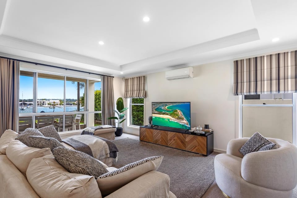 Amazing Canal House with Private Jetty, Gym & Pool House in Sunshine Coast