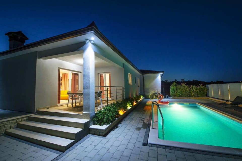 Property building, Balcony/Terrace, Swimming pool