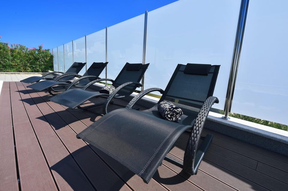 Swimming pool, sunbed