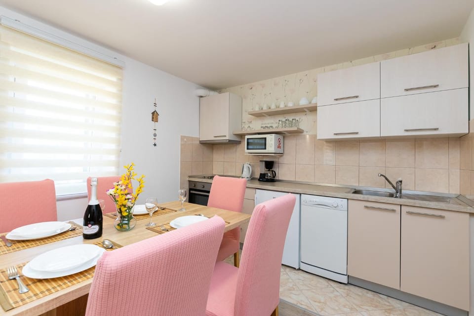 Dining area, dishwasher, pet friendly, kitchen