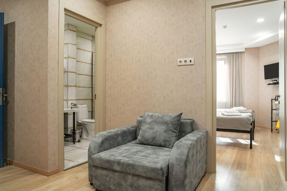 Bed, TV and multimedia, Living room, Photo of the whole room, Seating area, Bedroom