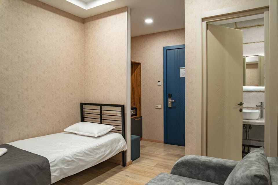 Toilet, Bed, Bathroom, Bedroom, towels