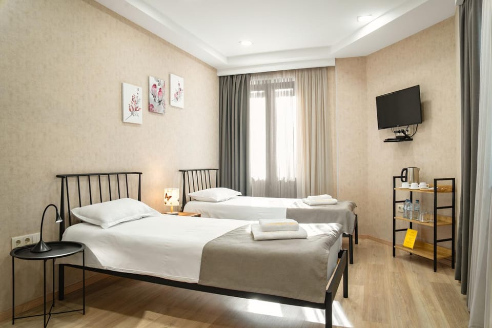 Bed, TV and multimedia, Photo of the whole room, Bedroom, towels