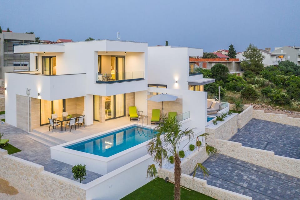 Property building, Swimming pool, Swimming pool