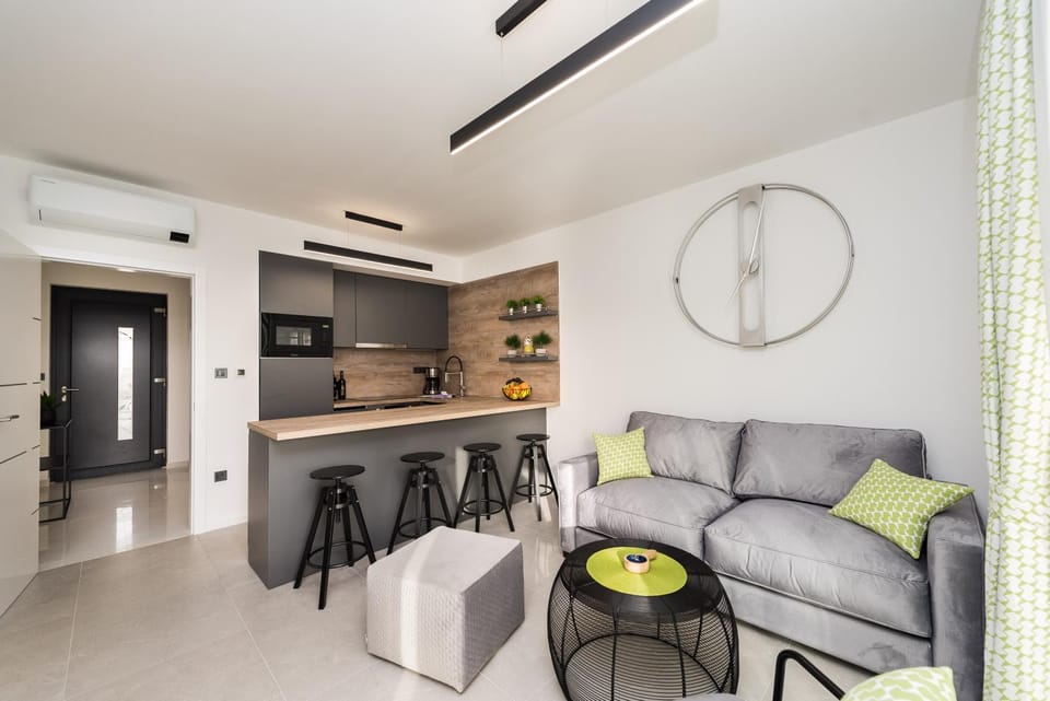 Kitchen or kitchenette, Living room, Seating area, stove