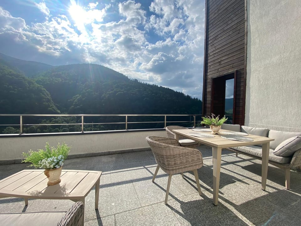 Balcony/Terrace, Mountain view