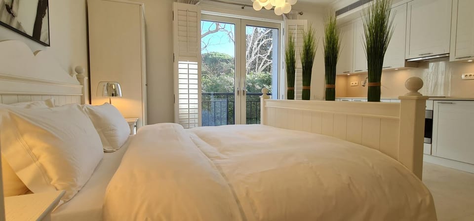 Bed, Kitchen or kitchenette, Photo of the whole room, Bedroom
