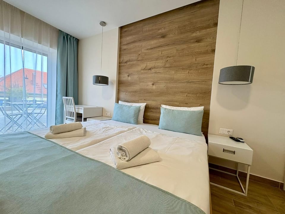 Bed, Photo of the whole room, Seating area, Bedroom