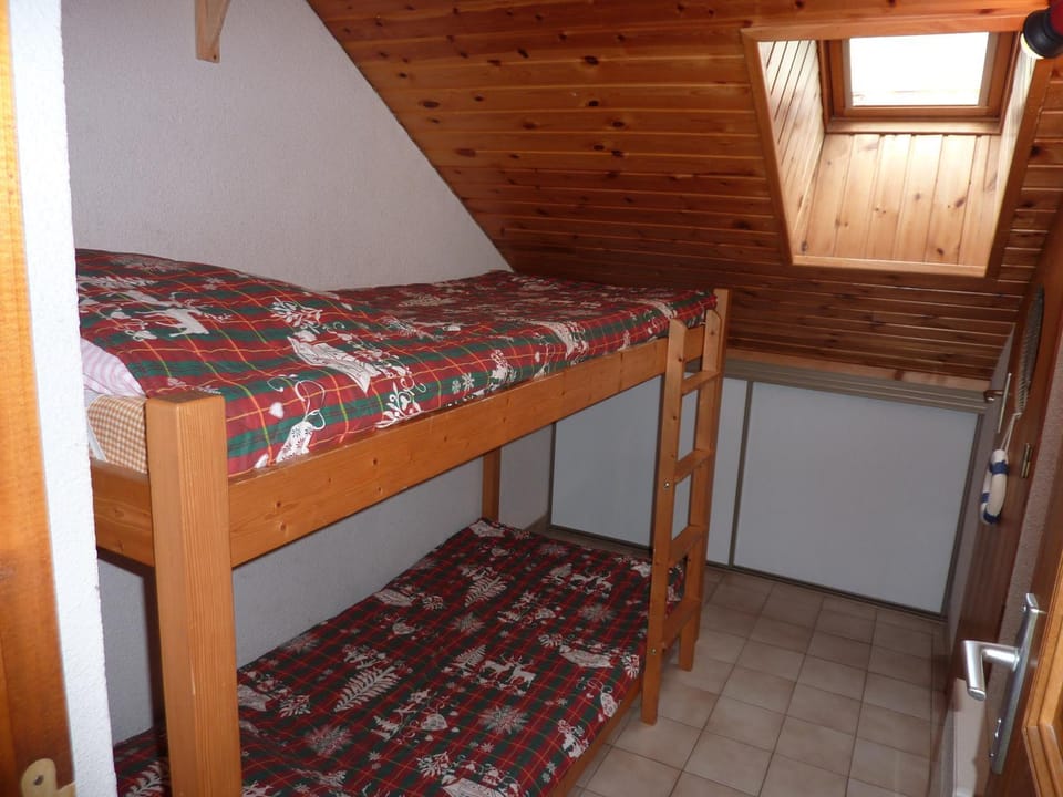 Photo of the whole room, bunk bed