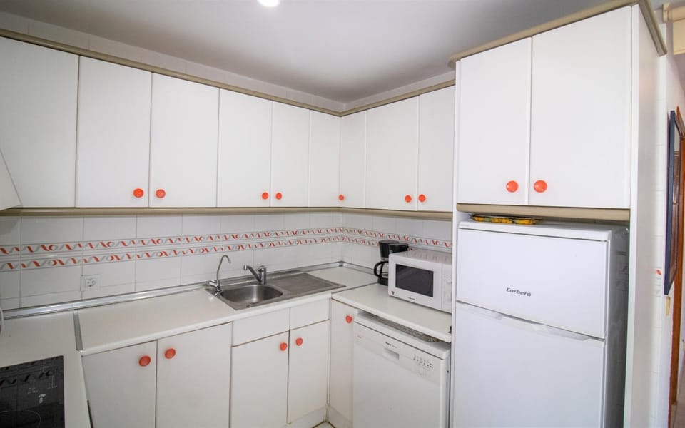 Kitchen or kitchenette, dishwasher, minibar
