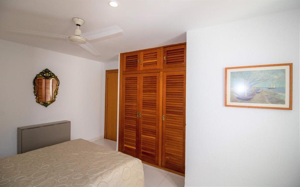 Bed, Photo of the whole room, Bedroom, fireplace, wardrobe