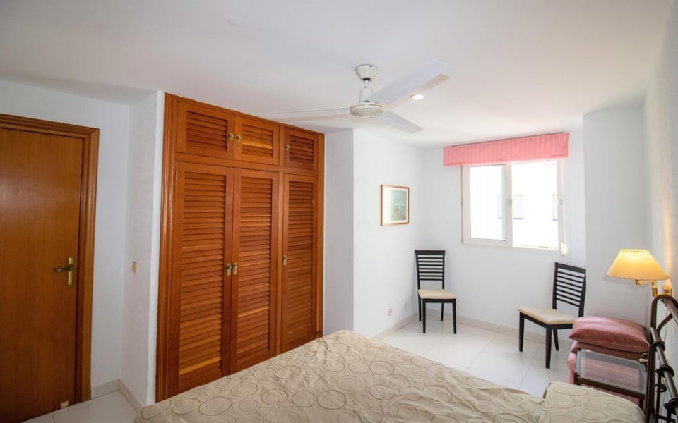 Bed, Photo of the whole room, Bedroom, fireplace, wardrobe