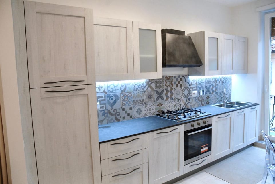 Kitchen or kitchenette, dishwasher, oven