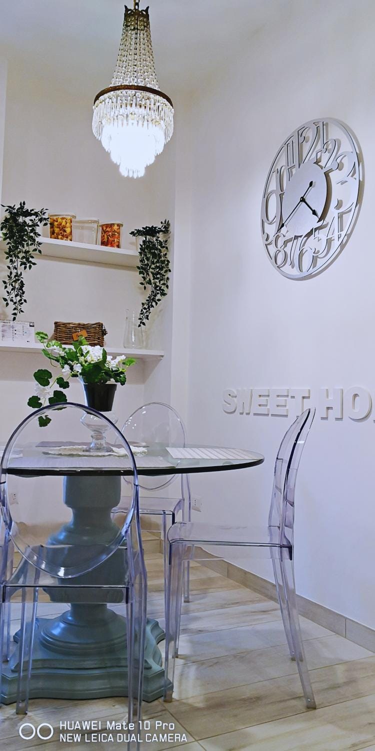 Kitchen or kitchenette, Dining area, Breakfast