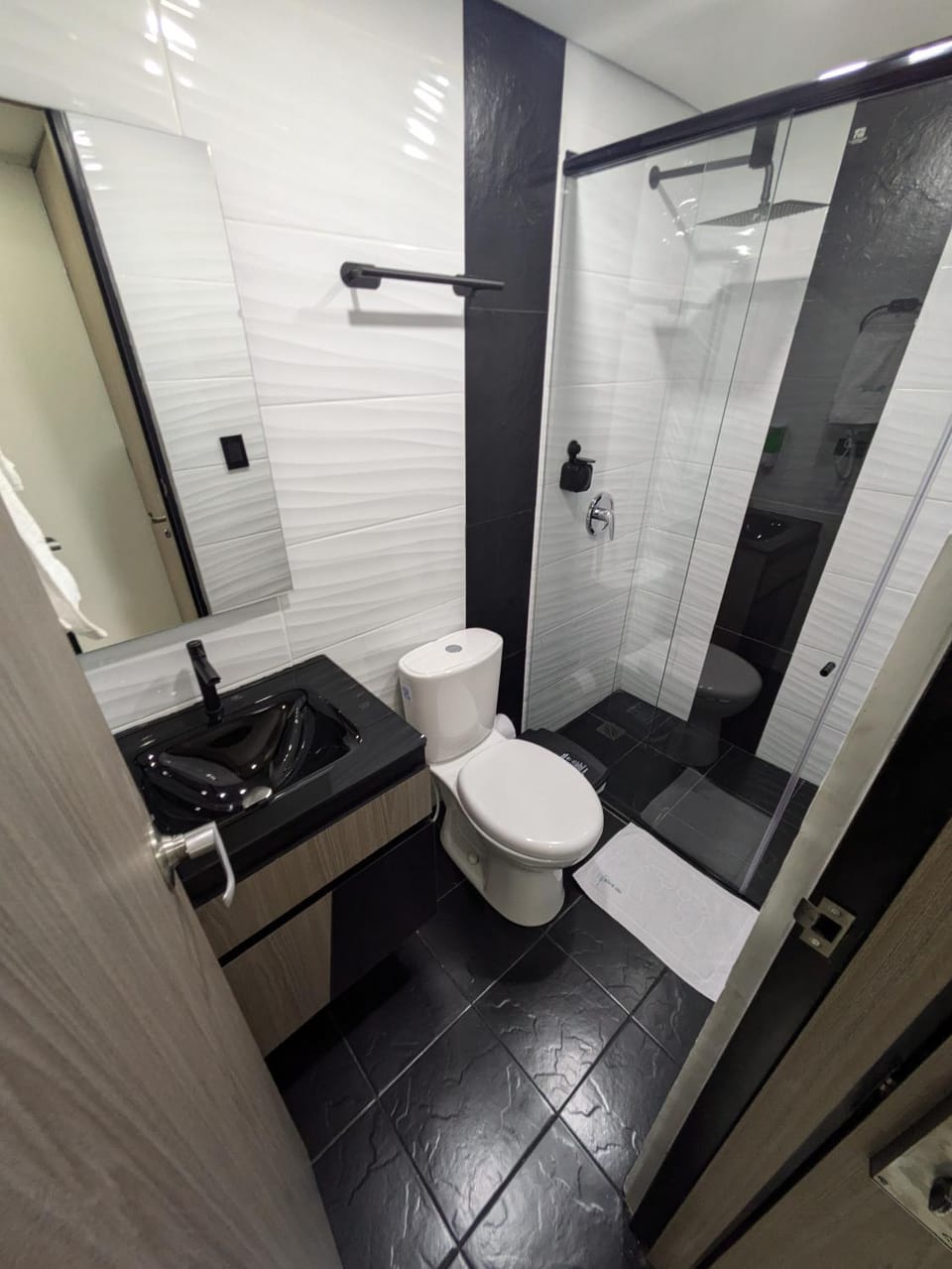 Shower, Toilet, Bathroom, towels