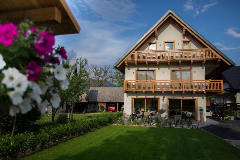 Property building, Garden, Garden view, Parking