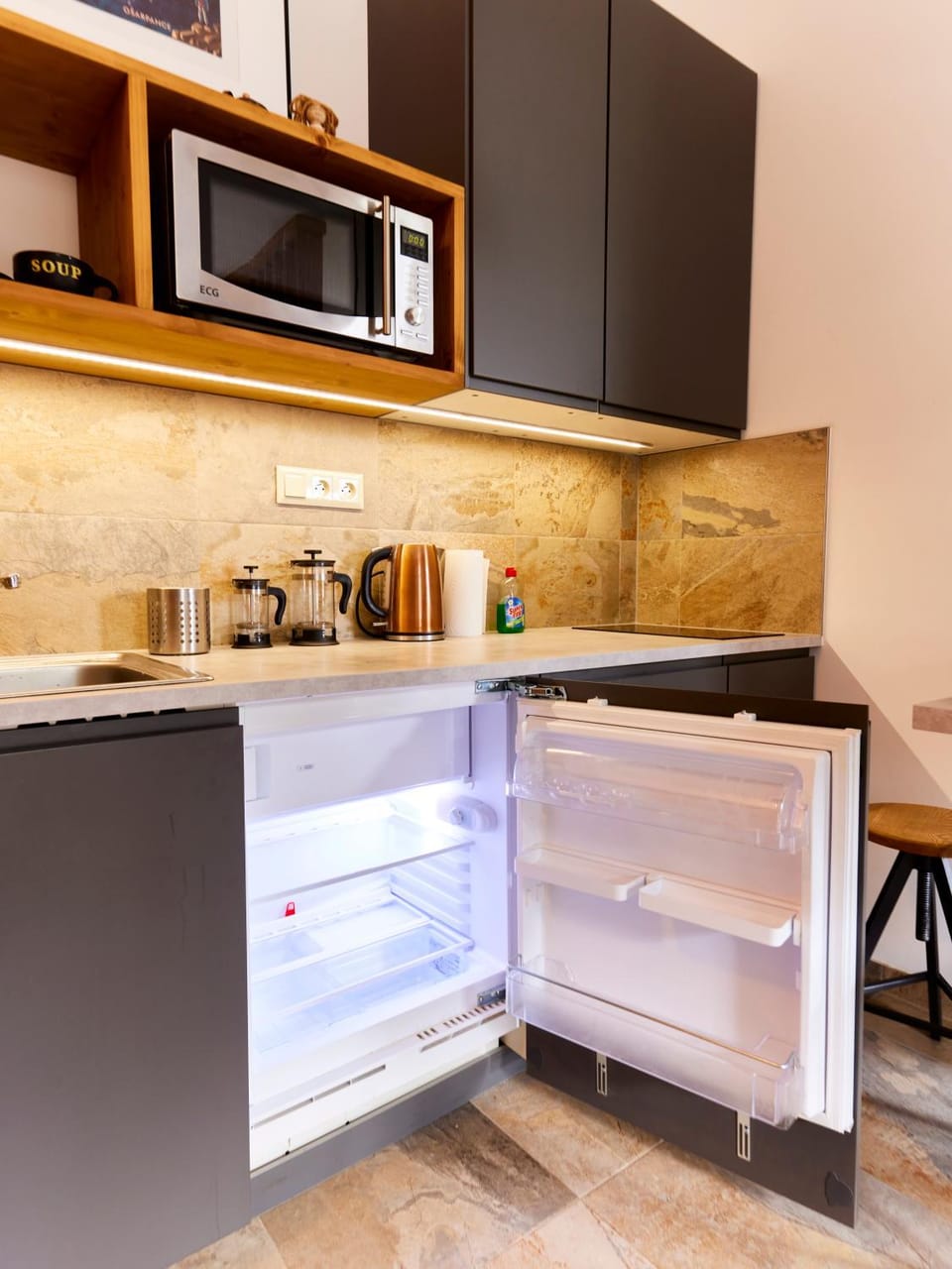 Coffee/tea facilities, Kitchen or kitchenette, stove