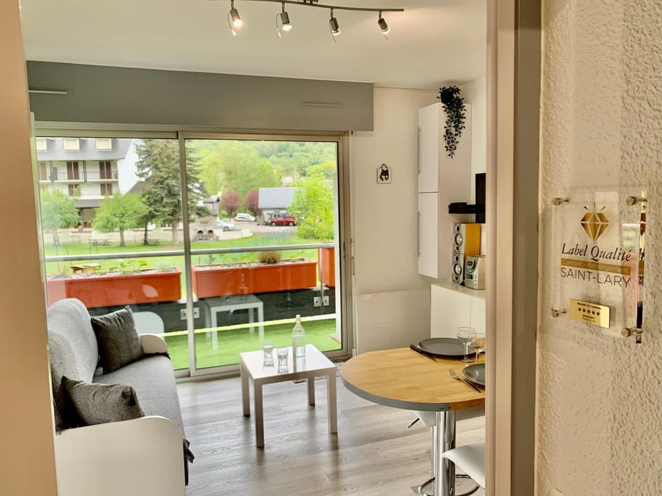 View (from property/room), Balcony/Terrace, Seating area
