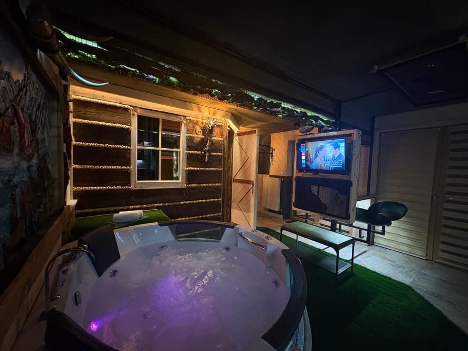 Communal lounge/ TV room, Hot Tub