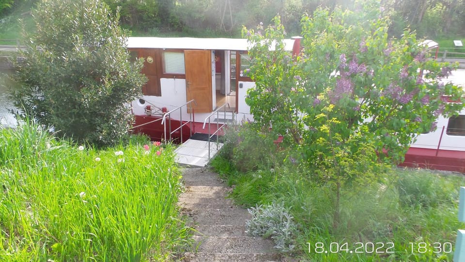 LES AMIS D'ULYSSE Campground/ 
RV Resort in Bourgogne-Franche-Comté