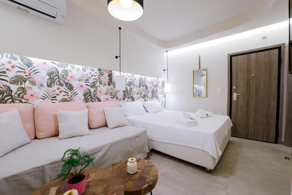 Bed, Seating area, Bedroom