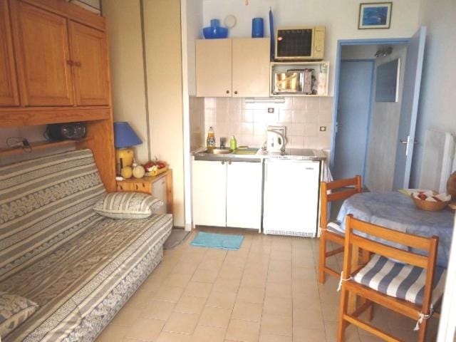 Kitchen or kitchenette, Dining area, stove