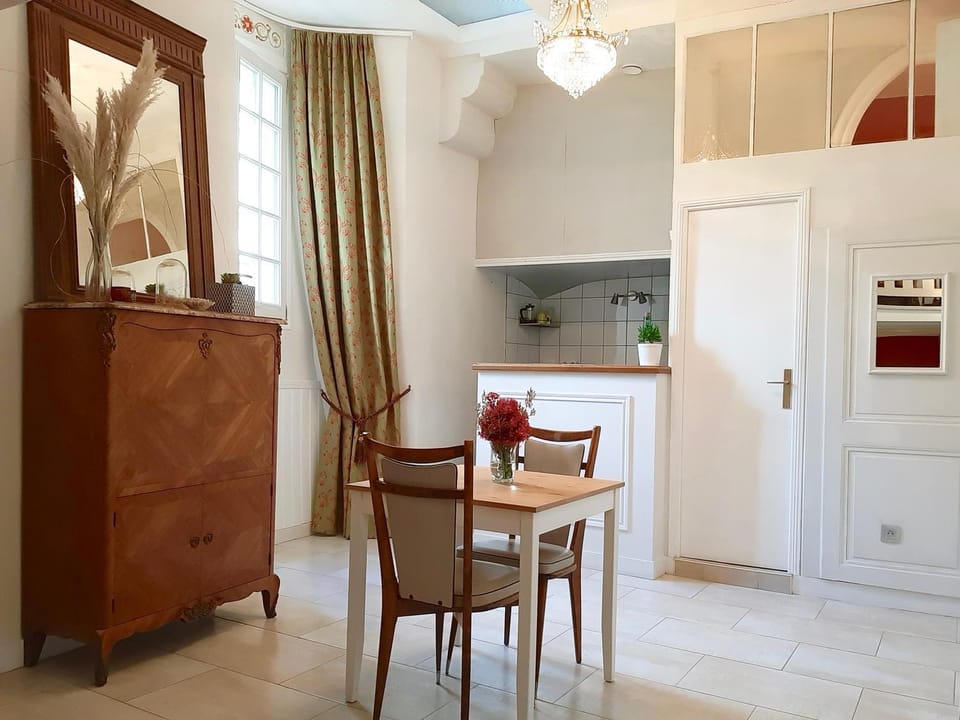 Kitchen or kitchenette, Dining area