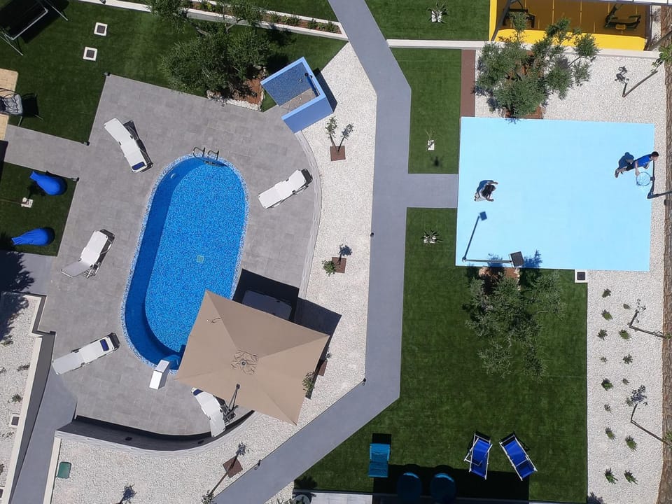 Bird's eye view, Pool view