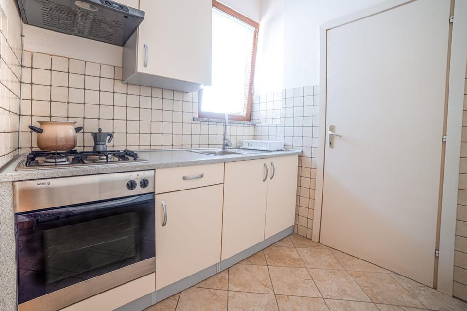 Kitchen or kitchenette, Communal kitchen