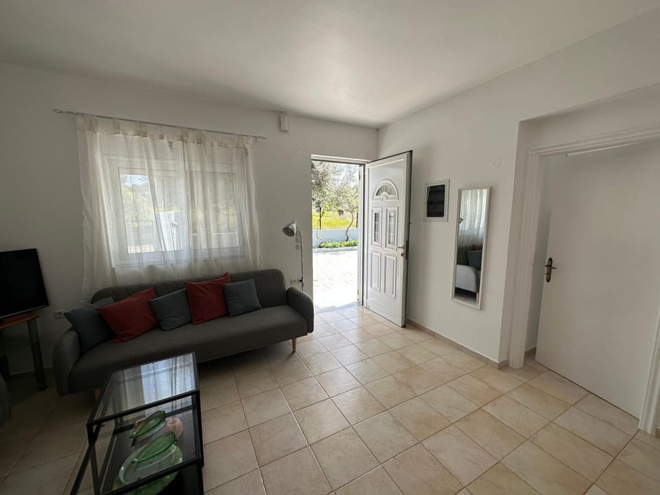 Secret Edem House in Kolympia