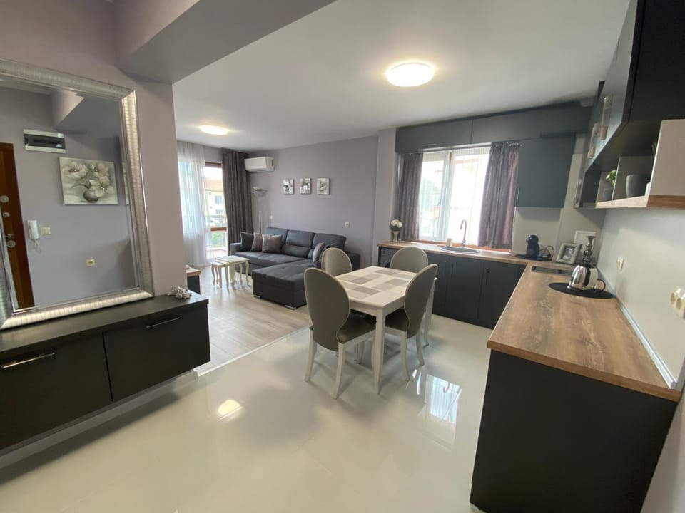 Kitchen or kitchenette, Living room, Seating area, Dining area