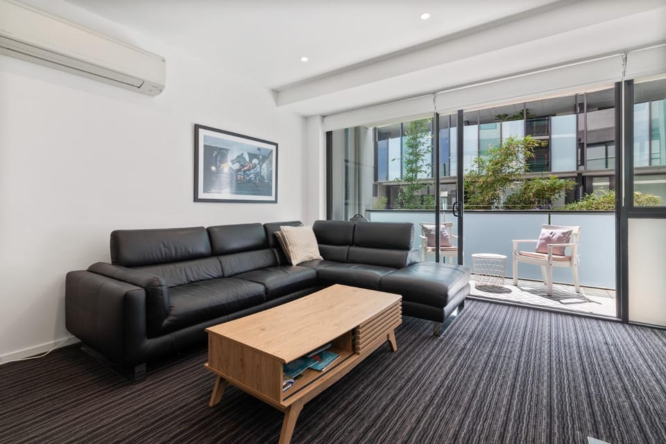 Modern Quiet 1 & 2 Bed Apt Opposite Albert Park Apartment in Saint Kilda