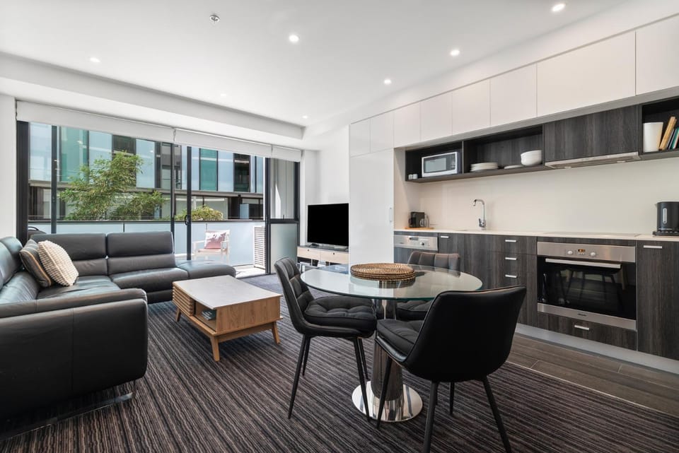 Modern Quiet 1 & 2 Bed Apt Opposite Albert Park Apartment in Saint Kilda