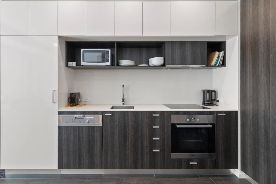 Modern Quiet 1 & 2 Bed Apt Opposite Albert Park Apartment in Saint Kilda