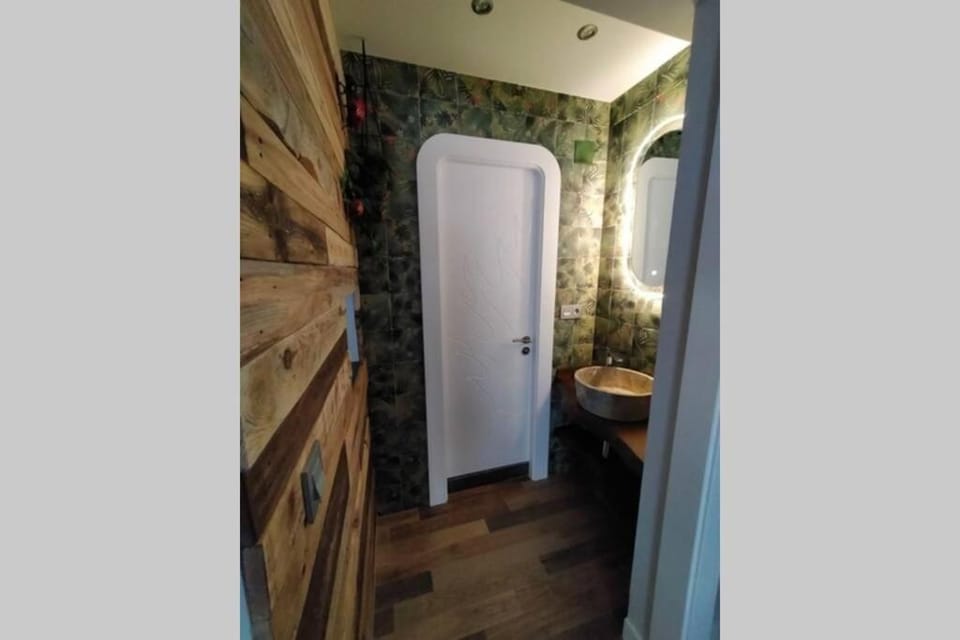 Arte y descanso. Apartamento ubicado al lado del Puerto deportivo, en pleno casco histórico-artístico de Cimadevilla y entre las dos principales playas de Gijón. Apartment in Gijón