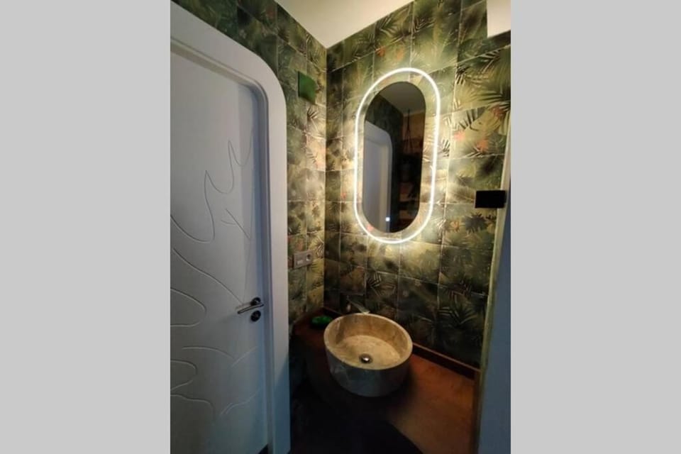 Arte y descanso. Apartamento ubicado al lado del Puerto deportivo, en pleno casco histórico-artístico de Cimadevilla y entre las dos principales playas de Gijón. Apartment in Gijón