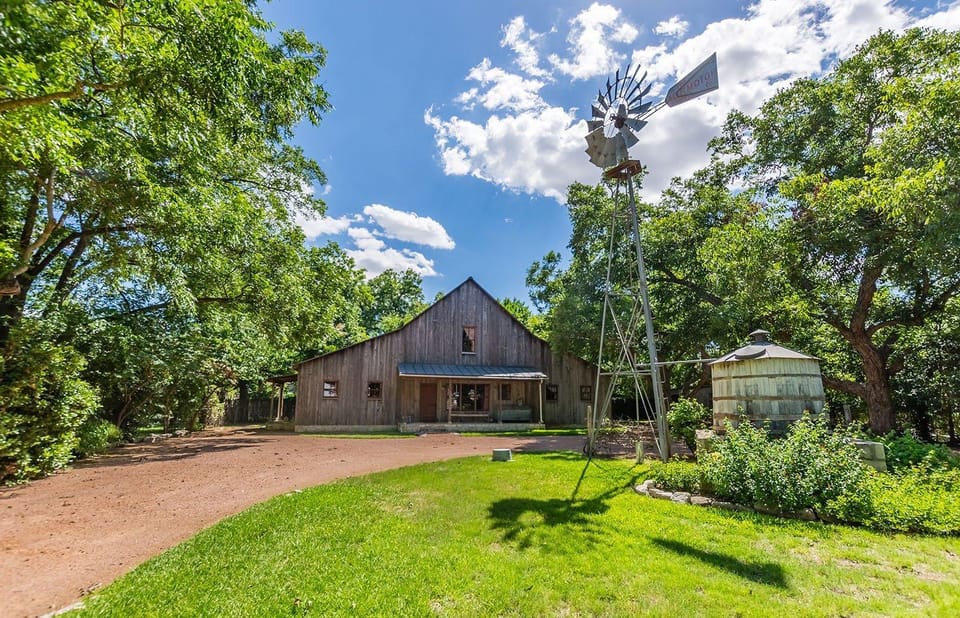Ada's Peach Street Hideaway House in Fredericksburg